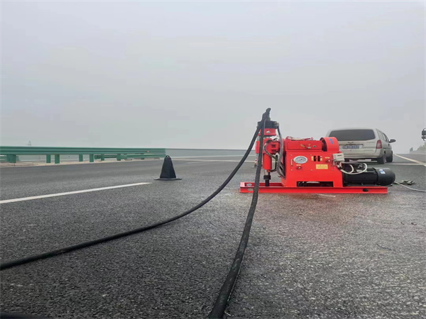 阿荣马路路基路面开裂下沉注浆加固灌浆